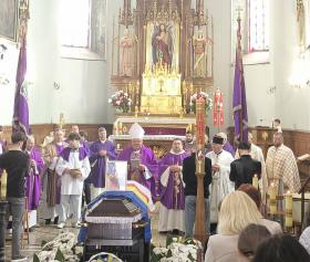 єп. Мар’ян Бучек очолив похорон новітнього Героя України Мар’яна Ковальського в Мостиськах. title=